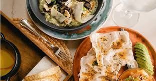 You are currently viewing Key Questions to Ask Your Wedding Caterers During the First Meeting for Stress-Free Planning