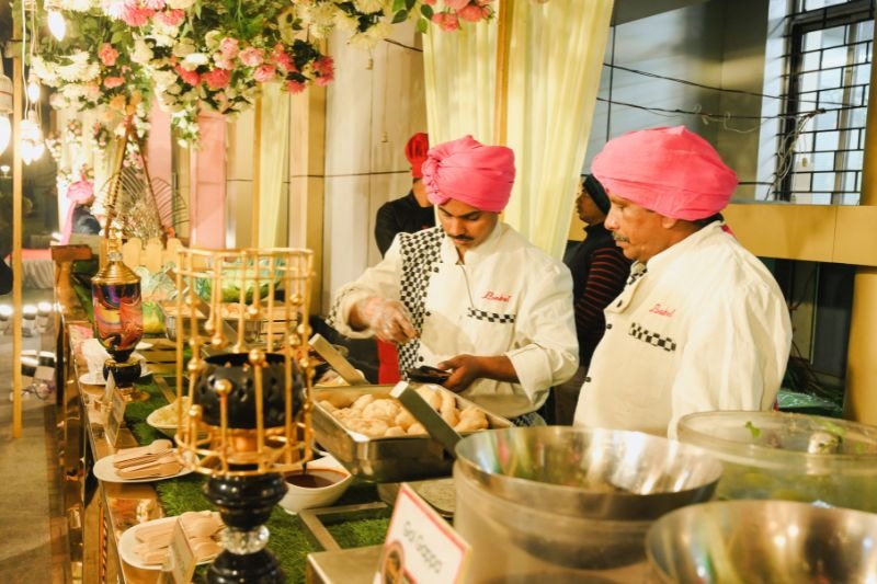 You are currently viewing Live Food Counters vs Buffet: What’s Better for Your Wedding?